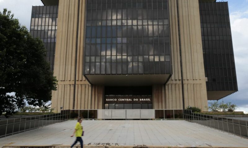 Atividade econômica fica positiva em fevereiro.