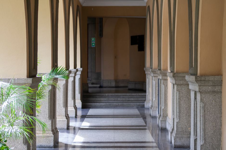 Acessibilidade Brasil — Sunlit colonial corridor in Venezuela with arches and columns casting beautiful shadows.