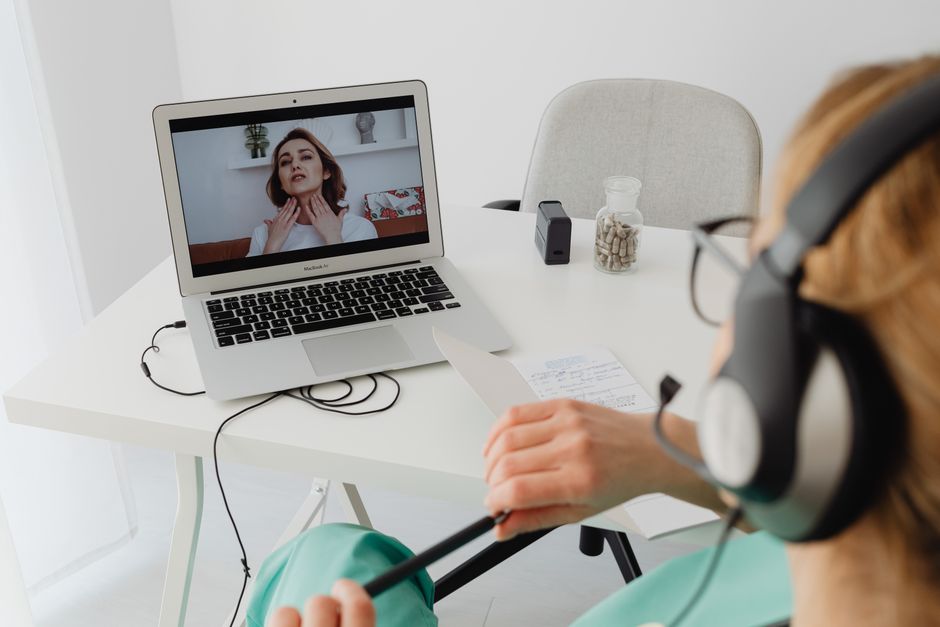 Acessibilidade Brasil — A healthcare professional video conferencing with a patient for an online consultation.