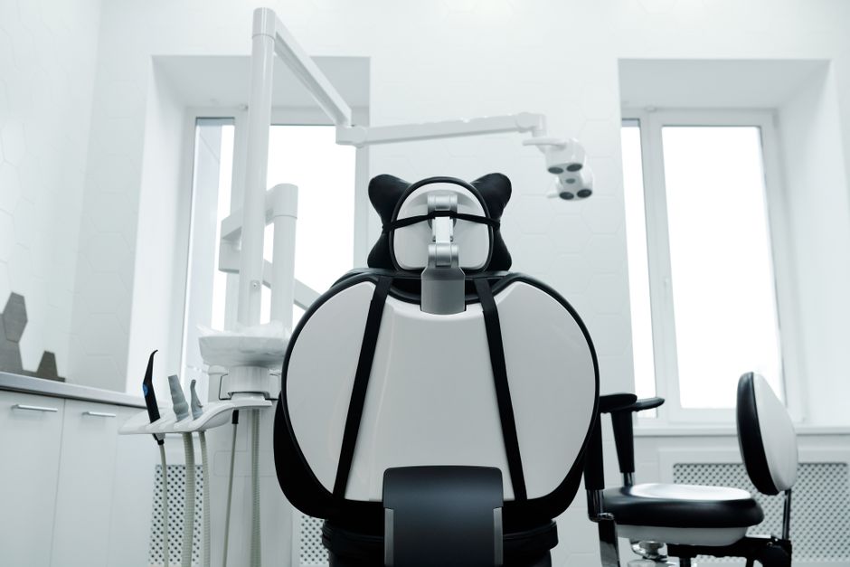 Acessibilidade Brasil — Stylish and modern dentist office with dental chair and equipment in a well-lit setting.