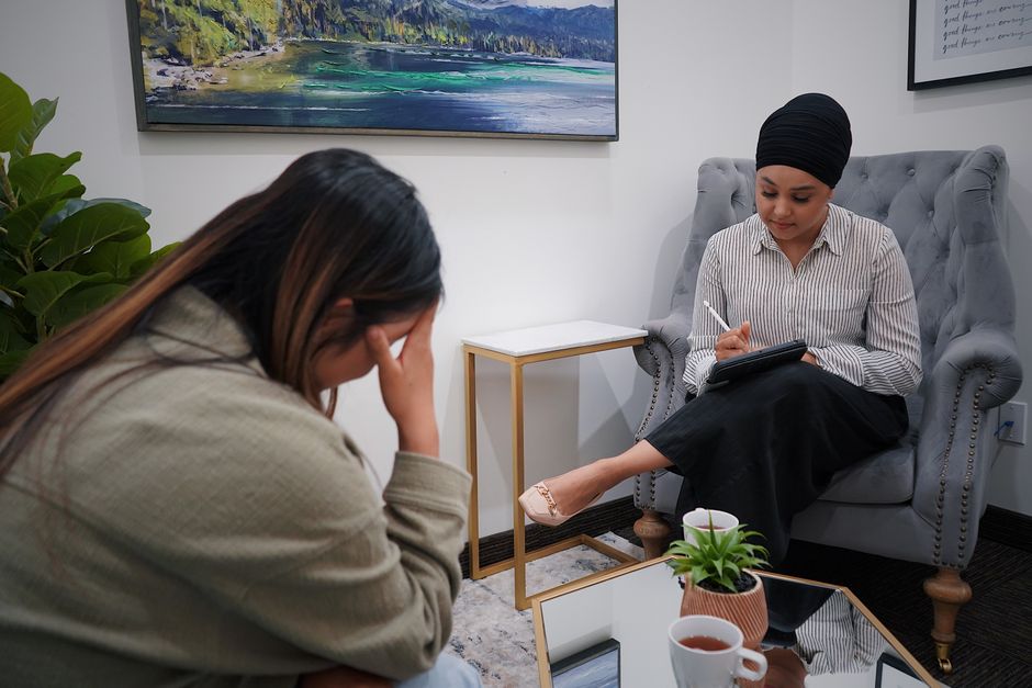 Acessibilidade Brasil — A therapist and client during a counseling session, focusing on mental health support.