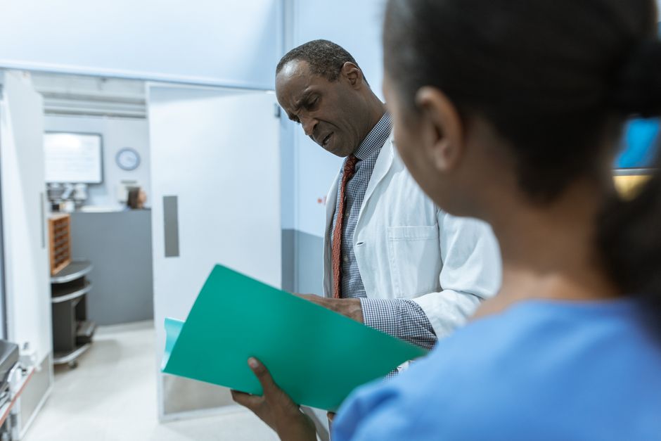 Acessibilidade Brasil — Doctors examining a folder in a hospital setting, highlighting teamwork and healthcare