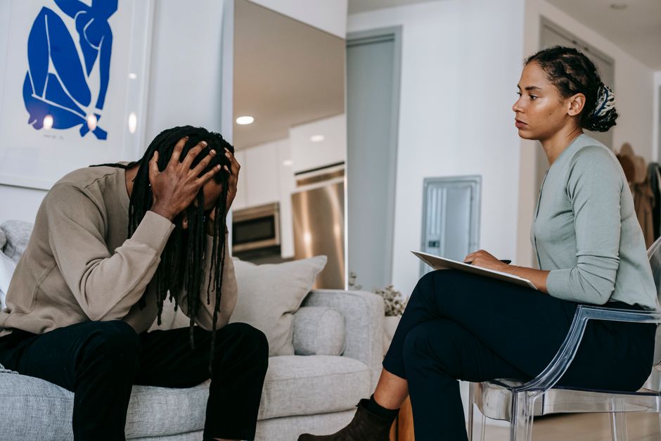 Acessibilidade Brasil — Concentrated African American female psychotherapist in formal wear sitting on chair and consulting